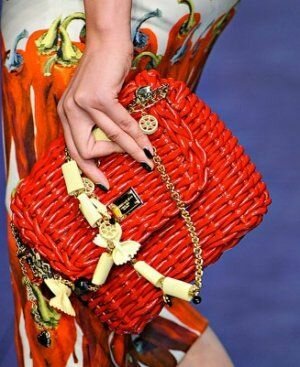 Модная сумка-клатч ярко-красного цвета крупного плетения с тонким ремешком-цепочкой, украшенной декоративными макаронами из коллекции сумок 2013 года от Dolce&Gabbana