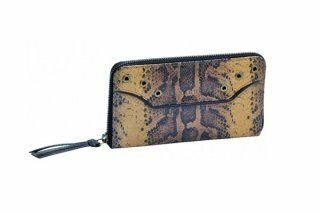 Элегантный замшевый кошелёк с анималистическим принтом, декорированный металлическими вставками по сторонам из коллекции сумок осень-зима 2013-2013 от Longchamp