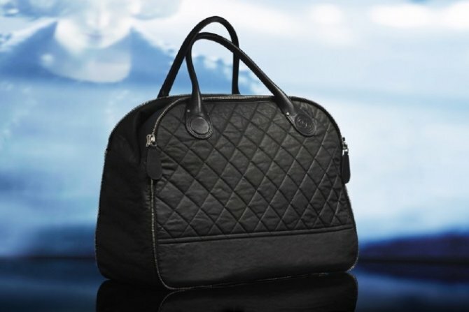 Модная сумка-боулинг чёрного цвета, сочетающая элегантность и спортивный стиль, из стёганого полотна с кожаными накладными ручками из коллекции сумок осень-зима 2013 от Chanel