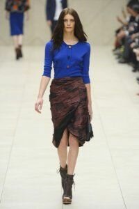 Юбка тюльпан коричневых тонов от Burberry Prorsum 2012 с ботильонами шоколадного цвета на платформе Burberry Prorsum и синей кофточкой с рукавами три четверти Burberry Prorsum.