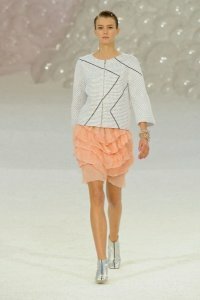 Юбка тюльпан персикового цвета с воланами от Chanel 2012 с светло серым жакетом Chanel и серебристыми ботильонами Chanel.