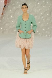 Юбка тюльпан пудрового оттенка с шифоновыми воланами от Chanel 2012 с босоножками на сплошной подошве Chanel и светло изумрудным приталенным жакетом Chanel.