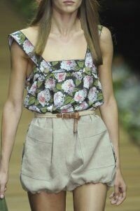 Мини юбка тюльпан светло серого оттенка с карманами от D&G 2011 с флористическим топом на бретелях D&G и босоножками на сплошной подошве D&G.