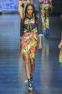 Юбка тюльпан золотисто-коралловой гаммы с запахом от D&G 2012 с джинсовой рубашкой тёмно-серого цвета D&G и ботильонами серо-синей цветовой гаммы D&G.