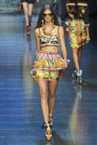 Юбка тюльпан двуслойная розово-золотистых тонов от D&G 2012 с коротким топом оранжево-коричневых тонов D&G и ботильонами бело-оранжево-серой гаммы D&G.