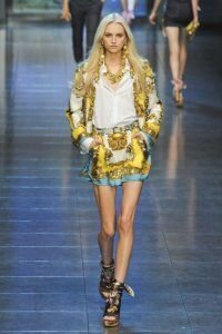 Мини юбка тюльпан золотисто-бело-голубой гаммы от D&G 2012 с белой рубашкой и пиджаком в тон юбке D&G и тёмно-серыми с золотистым ботильонами D&G.