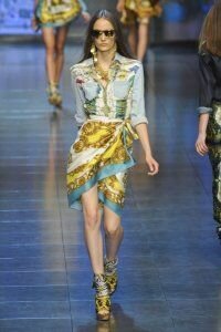 Юбка тюльпан бело-золотисто-голубой гаммыс запахом от D&G 2012 с джинсовой рубашкой светло-голубого цвета D&G и золотисто-серыми ботильонами D&G.