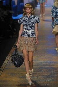 Кружевная юбка тюльпан тёмно-бежевого цвета от Christian Dior 2011 с тёмно-синей блузкой с флористическим принтом Christian Dior и светло-бежевыми босоножками на платформе Christian Dior.