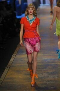Юбка тюльпан розовых тонов их шифона от Christian Dior 2011 с блузкой морковного цвета с запахом Christian Dior и оранжевого цвета босоножками на платформе Christian Dior 