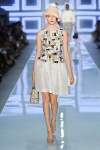 Юбка тюльпан молочного цвета от Christian Dior 2012 с приталеным топом с графичеким принтом Christian Dior и бежевыми босоножками на каблуке Christian Dior.