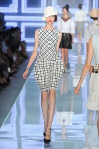 Юбка тюльпан молочного цвета с графическим принтом от Christian Dior 2012 с приталеным топом в тон юбке Christian Dior и сер-чёрными босоножками на высоком каблуке Christian Dior.