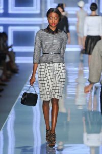 Юбка тюльпан молочного цвета с графическим принтом от Christian Dior 2012 с серым жакетом на тонком чёроном ремешке Christian Dior и серо-чёрными босоножками на высоком каблуке Christian Dior. 