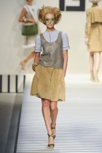 Юбка тюльпан из тонкой замши песочного цвета от Fendi 2012 с двуслойной блузкой серо-голуьой гаммы Fendi и оливкового цвета босоножками на платформе Fendi 