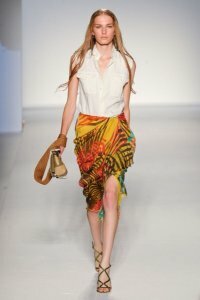 Юбка тюльпан красно-жёлто-коричневых тонов с запахом от Alberta Ferretti 2012 с белой рубашкой без рукавов Alberta Ferretti и коричневого цвета босоножками на высоком каблуке Alberta Ferretti 