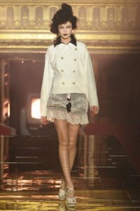 Прозрачная кружевная юбка тюльпан молочного оттенка от John Galliano 2011 с пиджаком молочного цвета John Galliano и босоножками на платформе молочного оттенка John Galliano 