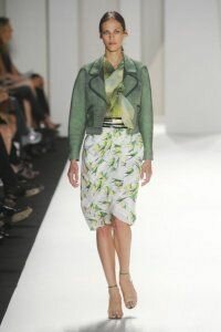 Юбка тюльпан белого цвета с запахом от Carolina Herrera 2012 с шифоновым топом зелёного оттенка и светло-изумрудным жакетом Carolina Herrera и босоножками на высоком каблуке Carolina Herrera 