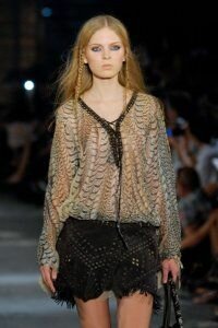 Мини юбка тюльпан из тонкой замши шоколадного цвета от Just Cavalli 2012 c шифоновой блузкой бежево-песочных тонов Just Cavalli и шоколадного цвета сумкой Just Cavalli 