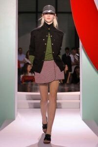 Мини юбка тюльпан с запахом приглушенно -розового оттенка от Kenzo 2012 с блузоном травяного оттенка и жакетом чёрного цвета Kenzo и  босоножками чёрного цвета на толстой подошве Kenzo
