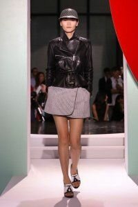 Мини юбка тюльпан приглушенно-сиреневого оттенка от Kenzo 2012 с кожаной курткой чёрного цвета на поясе Kenzo и босоножками сиренево-чёрной гаммы на толстой подошве Kenzo
