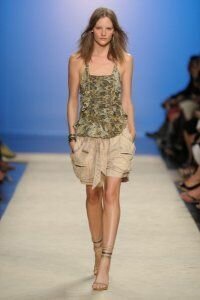 Юбка тюльпан бежевого цвета с карманами и поясом-завязкой от Isabel Marant 2012 с серо-зелёным топом на бретелях и бежевыми босоножками с тонкими кожаными полосками Isabel Marant 