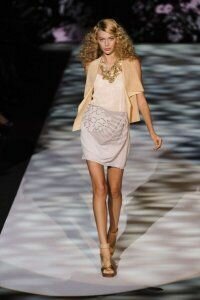 Юбка тюльпан пудрового оттенка от Badgley Mischka 2011 с жемчужного цвета топом на бретельках и накидкой светло-бежевого цвета Badgley Mischka и босоножками бежевого цвета на платформе Badgley Mischka 