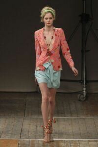 Юбка тюльпан светло бирюзового цвета с завязкой-бантом от Moschino 2011 с кораллового цвета пиджаком Moschino и оранжево-коричневатыми босоножками на невысоком каблуке Moschino