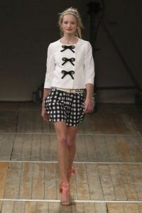 Мини юбка тюльпан в чёрно-белую клетку от Moschino 2011 с белым жакетом Moschino и кораллового цвета босоножками на каблуке Moschino