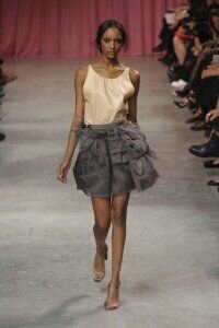Юбка тюльпан тёмно-серого цвета от Nina Ricci 2011 с жемчужного цвета топом Nina Ricci и пудрового оттенка туфли на каблуке Nina Ricci