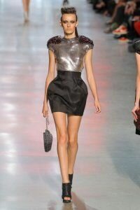 Мини юбка тюльпан чёрного цвета с завышенной талией от Paco Rabanne 2012 с тёмно-серебристым топом Paco Rabanne и чёрными ботильонами с открытым носком Paco Rabanne 