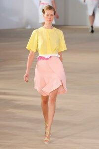 Юбка тюльпан нежно розового цвета с запахом от Preen 2012 с блузкой жёлтого цвета Preen и босоножками светло-жёлтого цвета на каблуке Preen