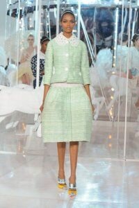 Юбка тюльпан светло-фисташкового цвета от Louis Vuitton 2012 с жакетом такой же расцветки Louis Vuitton и серебристо-жёлтыми туфлями на каблуке Louis Vuitton 