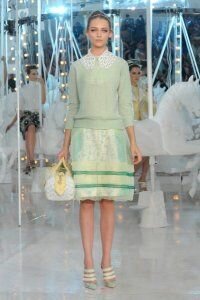 Комбинированная юбка тюльпан фисташковых тонов от Louis Vuitton 2012 с кофточкой нежно-фисташкового цвета Louis Vuitton и бежево-фисташковыми туфлями Louis Vuitton