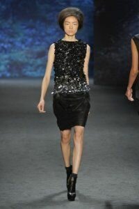 Юбка тюльпан чёрного цвета от Vera Wang 2011 с блестящим серебристо-чёрным топом Vera Wang и чёрными ботильонами на платформе Vera Wang 
