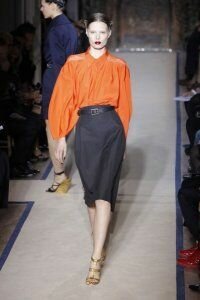 Юбка тюльпан тёмно-серого цвета от Yves Saint Laurent 2011 c блузкой морковного цвета Yves Saint Laurent и золотистыми босоножками на каблуке Yves Saint Laurent 