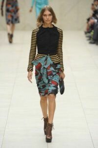 Юбка-карандаш голубовато-кирпичных тонов от Burberry Prorsum 2012 с комбинированнй кофточкой горчично-коричневого цвета на молнии Burberry Prorsum и ботильонами шоколадного цвета на платформе Burberry Prorsum 
