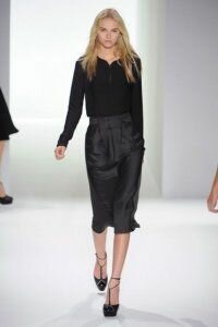 Юбка-карандаш с карманами чёрного цвета от Calvin Klein 2012 с чёрной блузкой на молнии Calvin Klein и лакированными туфлями чёрного цвета на высоком каблуке Calvin Klein 