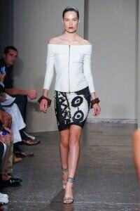 Укороченная юбка-карандаш с чёрно-белым принтом от Donna Karan 2012 с белым жакетом на молнии Donna Karan и серыми босоножками на высоком каблуке Donna Karan 