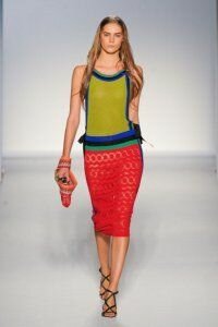 Ажурная юбка-карандаш морковно-красного оттенка от Alberta Ferretti 2012 c тпом на бретелях жёлто-зелёно-синих тонов Alberta Ferretti и босоножками на высоком каблуке и тонких бретельках Alberta Ferretti 