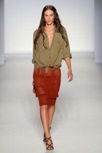 Юбка-карандаш терракотового цвета с ажурными вставками от Alberta Ferretti 2012 с рубашкой оливкового цвета Alberta Ferretti и босоножками на высоком каблуке с тонкими ремешками Alberta Ferretti 