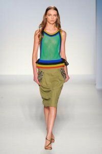 Юбка-карандаш оливкового цвета с карманами от Alberta Ferretti 2012 с топом зеленовато-сине-жёлтых тонов Alberta Ferretti и босоножками цвета старого золота на каблуке Alberta Ferretti 