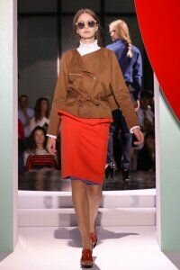 Двуслойная юбка-карандаш ярко-красного и синего цвета от Kenzo 2012 с коричневым жакетом на поясе Kenzo и туфлями терракотового цвета на каблуке Kenzo