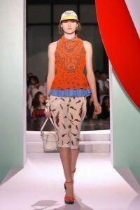 Юбка-карандаш молочного цвета с анималистическим принтом от Kenzo 2012 с блузкой морковного цвета без рукавов Kenzo и босоножками на высоком каблуке Kenzo
