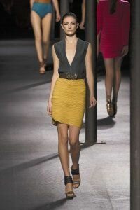 Укороченая юбка-карандаш горчичного цвета с поясом от Lanvin 2011 c чёрным топом без рукавов Lanvin и тёмно-серыми босоножками на каблуке Lanvin