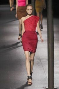 Укороченная юбка-карандаш бордового цвета от Lanvin 2011 с топом на одно плечо приглушённо-красного цвета Lanvin и босоножками на каблуке и платформе Lanvin