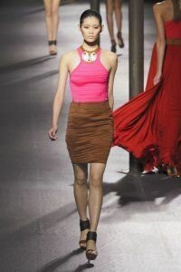 Юбка-карандаш коричневого цвета от Lanvin 2011 с топом розового цвета Lanvin и босоножками коричнево-серого оттенка на каблуке и платформе Lanvin