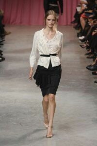 Юбка-карандаш чёрного цвета с декоративной оборкой от Nina Ricci 2011 с топом и жакетом молочного цвета Nina Ricci и туфлями пудрового оттенка на каблуке Nina Ricci 