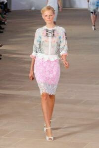 Ажурная юбка-карандаш бело-розовых тонов от Preen 2012 с шифоновой блузкой белого цвета с серыми, голубыми и розовыми вкраплениями Preen и туфлями белого цвета на каблуке Preen
