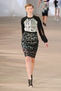 Ажурная юбка-карандаш чёрного цвета с завышенной талией от Preen 2012 с блузкой черного цвета и растительным принтом серо-белых тонов Preen и чёрными туфлями со шнуровкой на высоком каблуке Preen