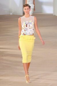 Юбка-карандаш жёлтого цвета от Preen 2012 с полупрозрачным белым топом с цветным принтом Preen и босоножками ванильного цвета на танкетке Preen