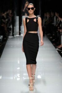 Юбка-карандаш чёрного цвета от Versace 2011 с коротким топом чёрного цвета Versace и босоножками бежевого цвета на высоком каблуке Versace